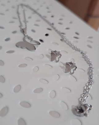 Conjunto collar y pendientes mariposa