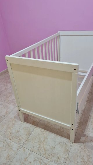 Cuna de bebé blanca
