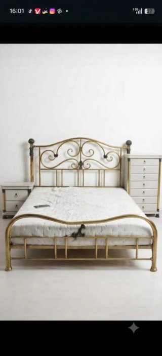 Letto vintage dorato con 2 comodini e cassettiera