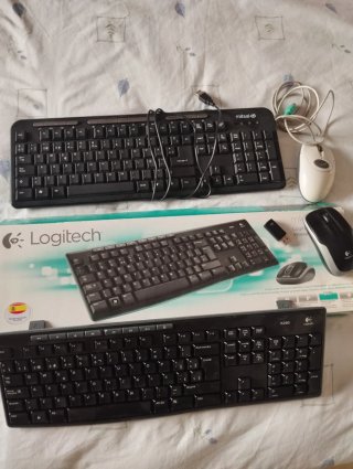 2 Teclados Logitech  inalámbrico y Mitsai usb