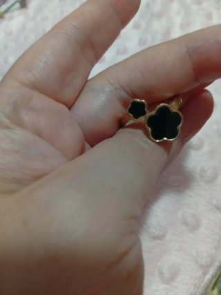 Anillo ajustable con flores negras y doradas