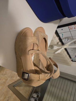 Sandalias cuña beige