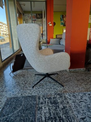 Butaca giratoria de tela beige y gris