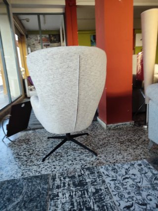 Butaca giratoria de tela beige y gris