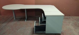 Escritorio en L con cajonera