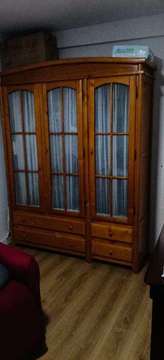 Armario de pino con puertas de cristal