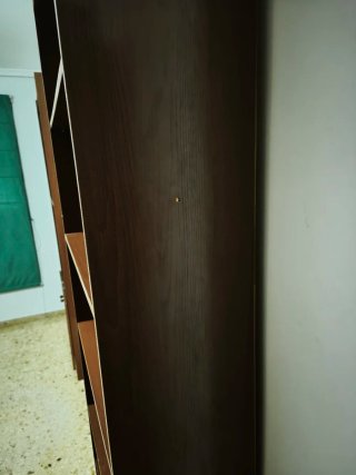 Estantería de madera marrón