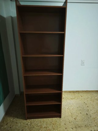 Estantería de madera marrón