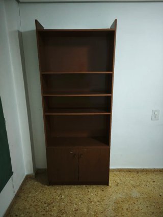 Estantería de madera marrón