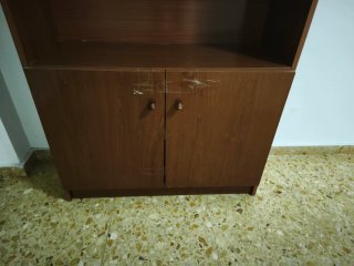 Estantería de madera marrón
