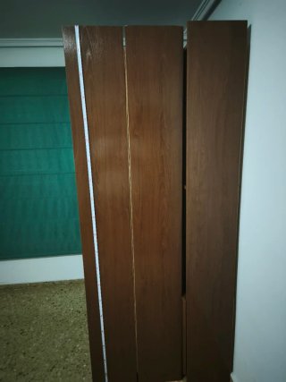 Estantería de madera marrón