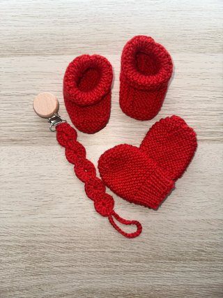 Manoplas, patucos y portachupetes hecho a mano