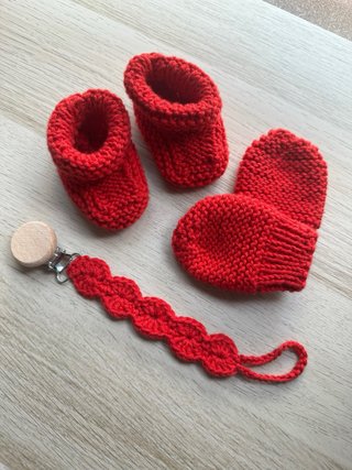 Manoplas, patucos y portachupetes hecho a mano