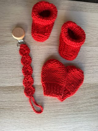Manoplas, patucos y portachupetes hecho a mano