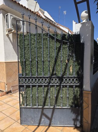 Rejas de hierro forjado y portalón