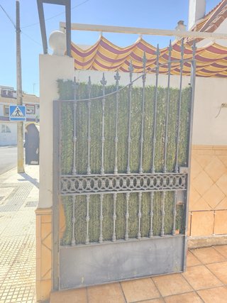 Rejas de hierro forjado y portalón