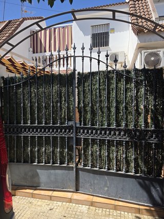 Rejas de hierro forjado y portalón