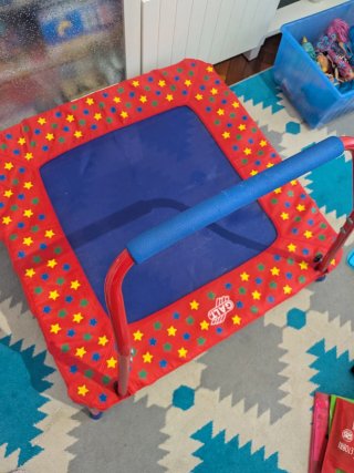 Trampolino elastico per bambini con barra di sicurezza