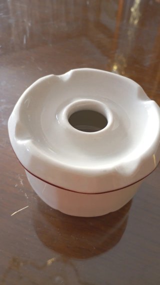 Cenicero de cerámica blanco