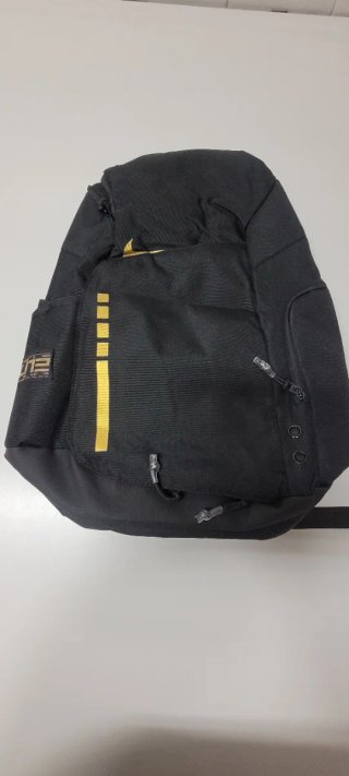 Mochila Nike Negra y Dorada