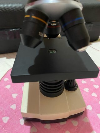 Microscopio Bresser con maletín y accesorios.