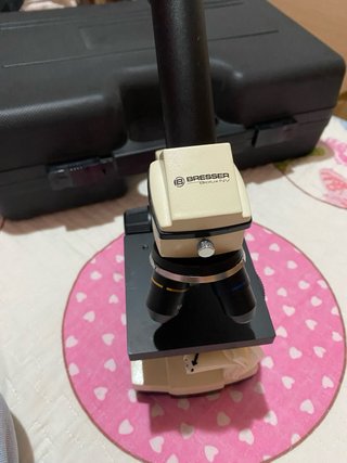 Microscopio Bresser con maletín y accesorios.