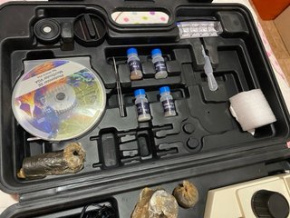 Microscopio Bresser con maletín y accesorios.
