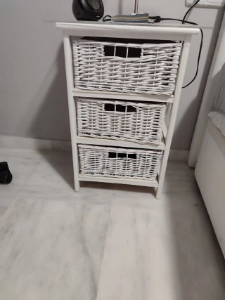 Silla de estudio gris con mesita