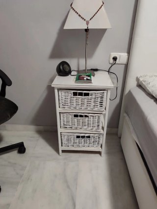 Silla de estudio gris con mesita