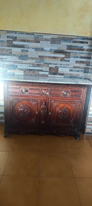 Recibidor de madera con mármol