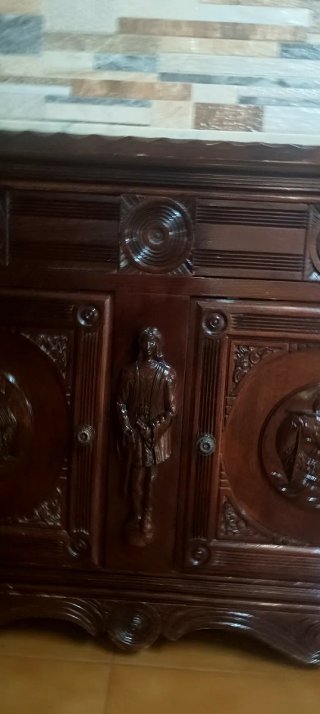 Recibidor de madera con mármol