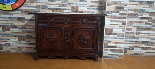 Recibidor de madera con mármol