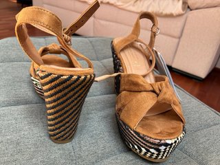 Sandalias cuña marrones y multicolor talla 37