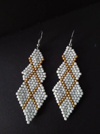 Pendientes largos blancos y dorados