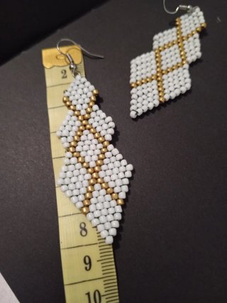 Pendientes largos blancos y dorados