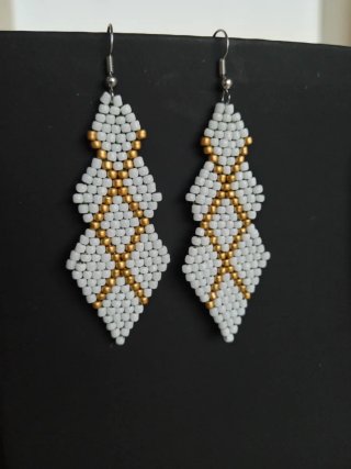 Pendientes largos blancos y dorados