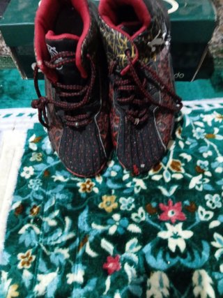 Zapatillas deportivas niño negras y rojas