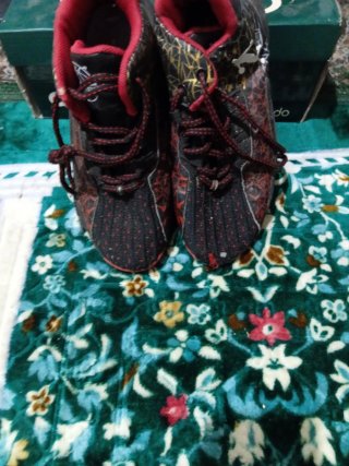 Zapatillas deportivas niño negras y rojas