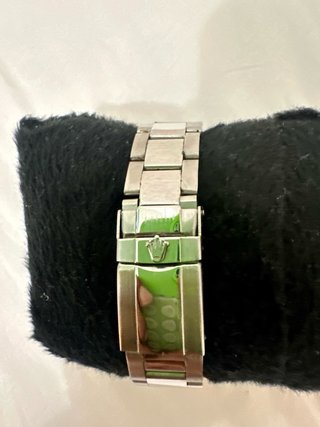 Orologio argentato di lusso con quadrante bianco