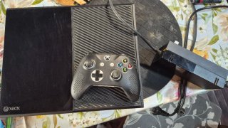 Xbox One + Controller + GTA V Premium Edition