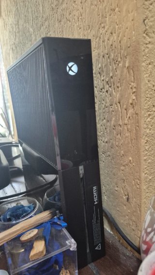Xbox One + Controller + GTA V Premium Edition