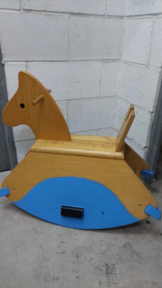 Caballito de madera para niños
