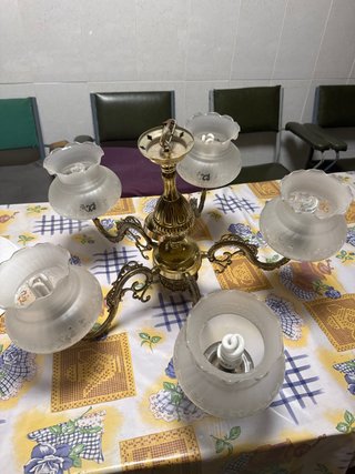 Lámpara de techo dorada con 5 tulipas