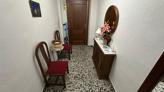 Mueble recibidor y 2 sillas (regalo lamparita)