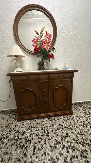 Mueble recibidor y 2 sillas (regalo lamparita)