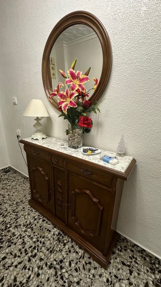 Mueble recibidor y 2 sillas (regalo lamparita)