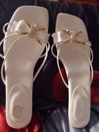Sandalias blancas con lazo dorado y pedrería