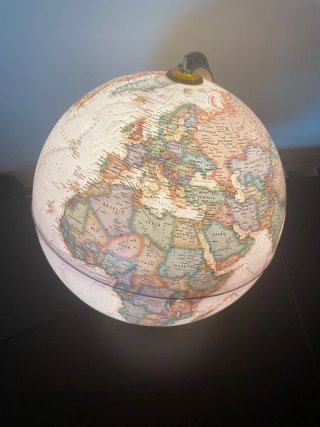 Globo terráqueo iluminado