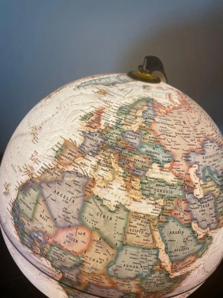 Globo terráqueo iluminado