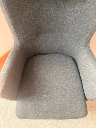 Sillón y reposapiés Ikea OMTÄNKSAM gris